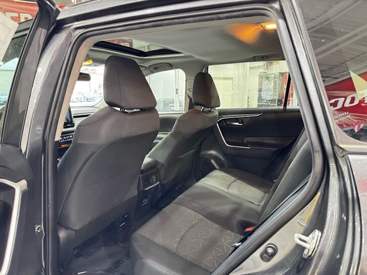 Vehicle image 19 of 40