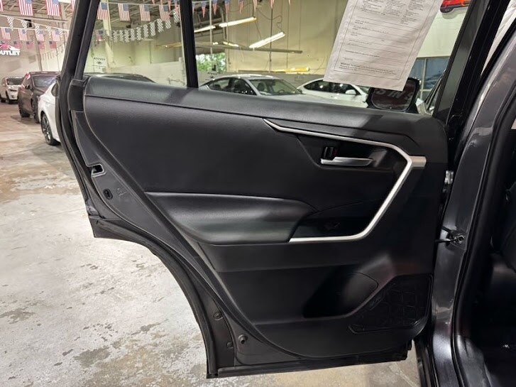 Vehicle image 21 of 40