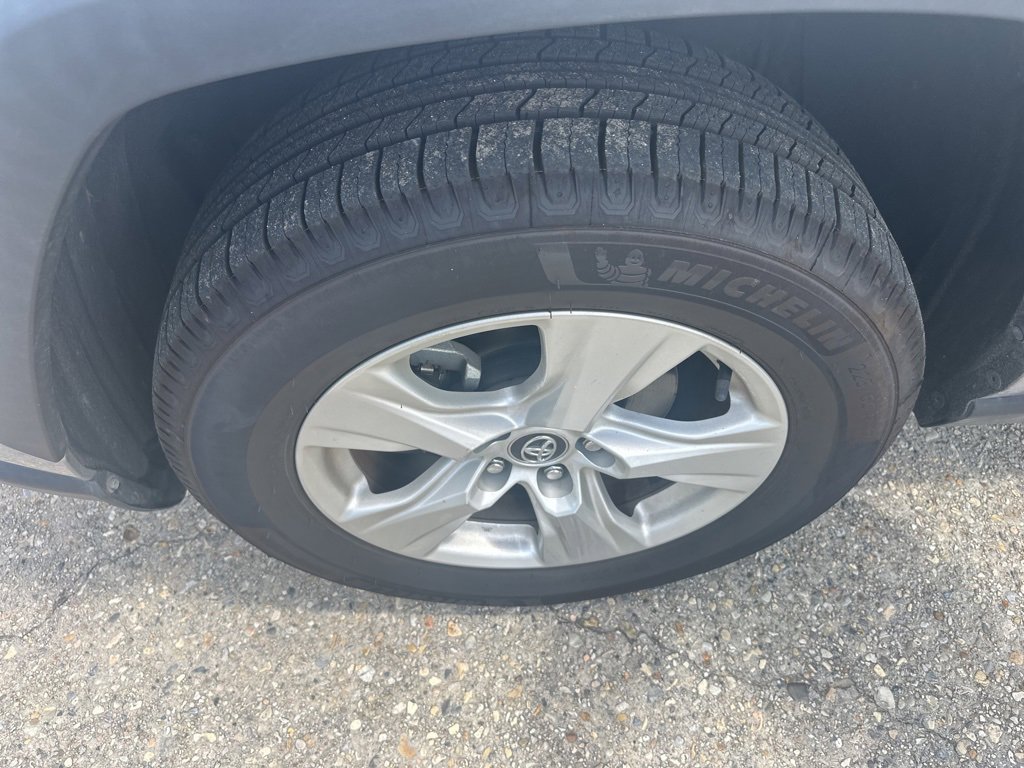 Vehicle image 18 of 27