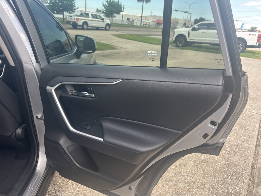 Vehicle image 14 of 27
