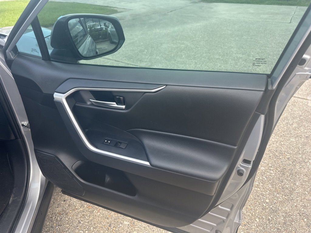 Vehicle image 12 of 27