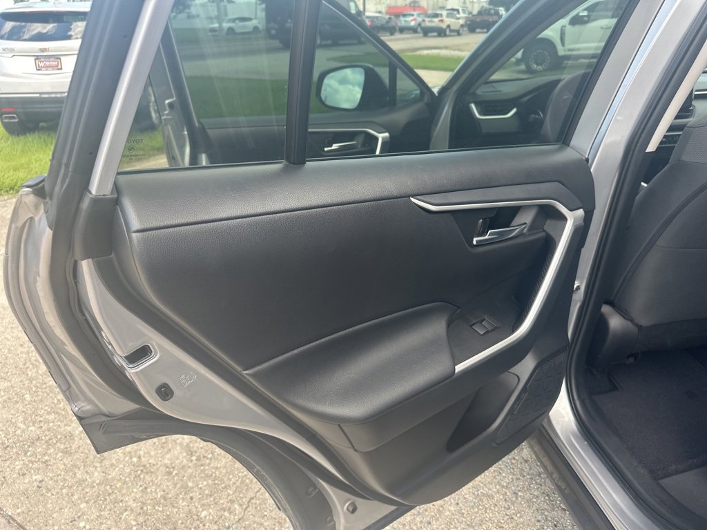 Vehicle image 10 of 27