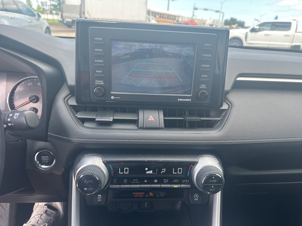 Vehicle image 21 of 27