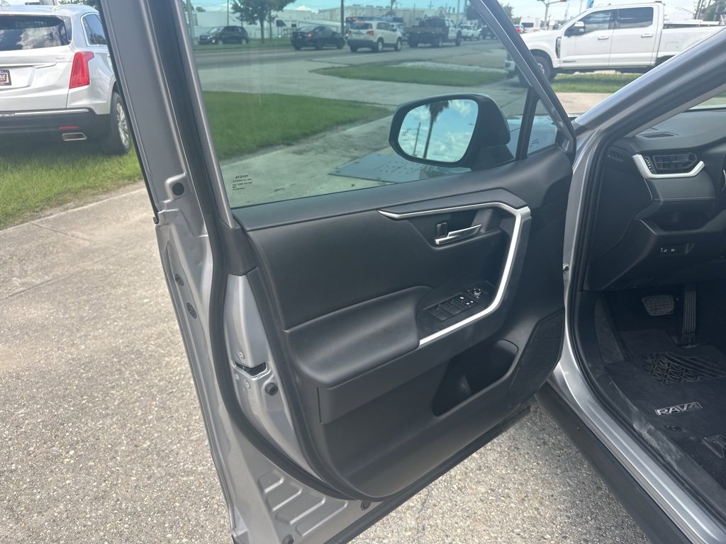 Vehicle image 8 of 27