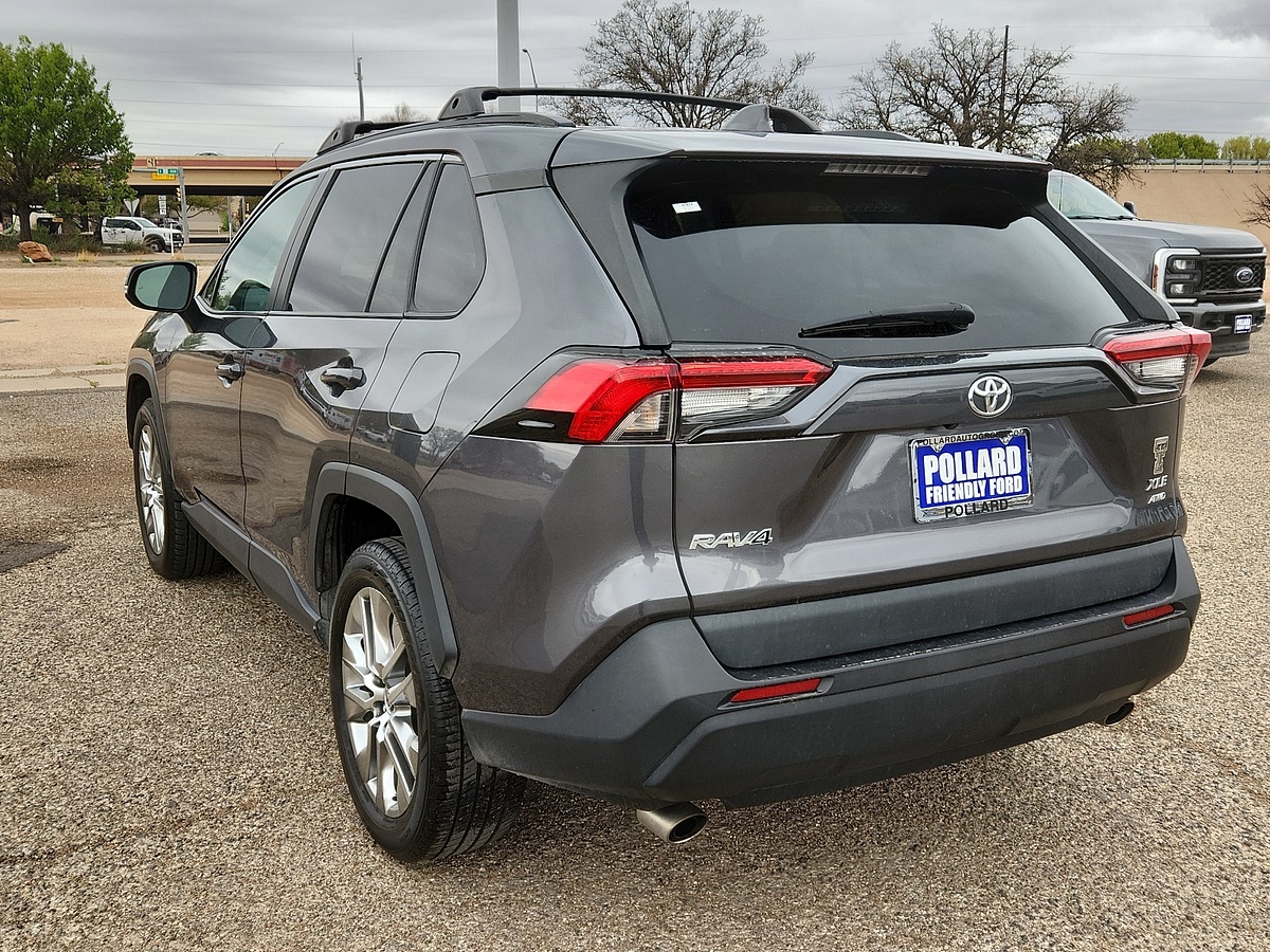 Vehicle image 4 of 12