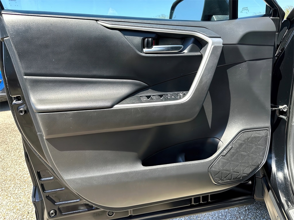 Vehicle image 14 of 33
