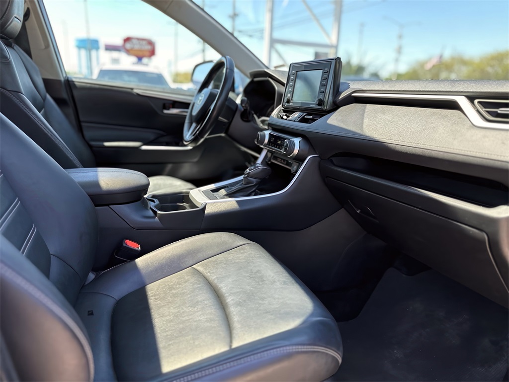 Vehicle image 24 of 33