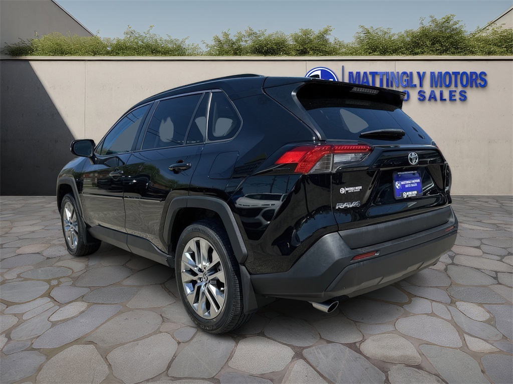 Vehicle image 8 of 33