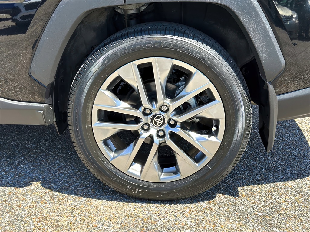 Vehicle image 10 of 33