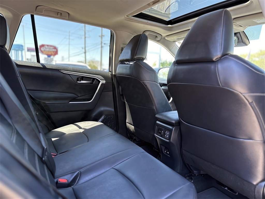 Vehicle image 22 of 33