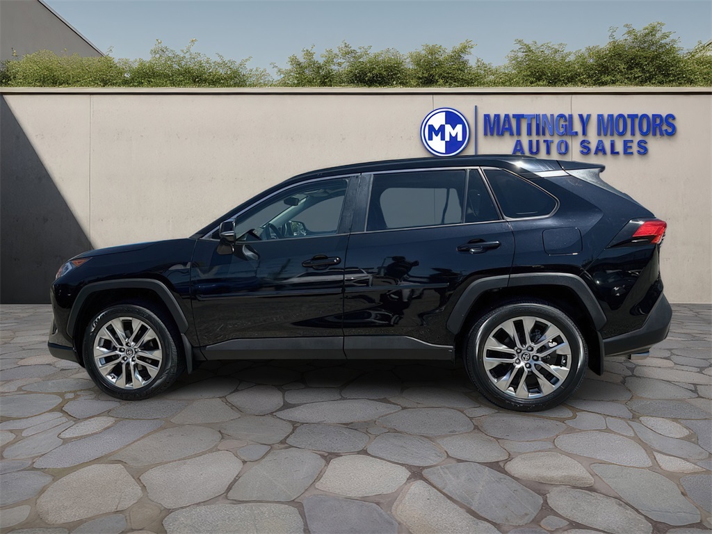 Vehicle image 2 of 33