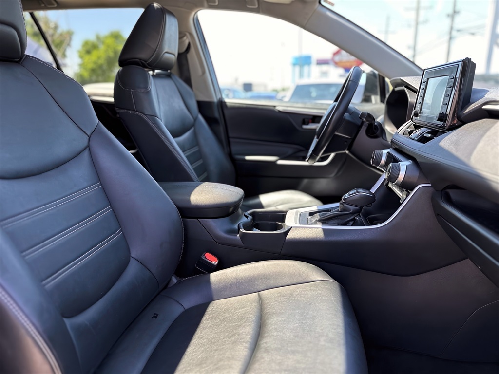 Vehicle image 25 of 33