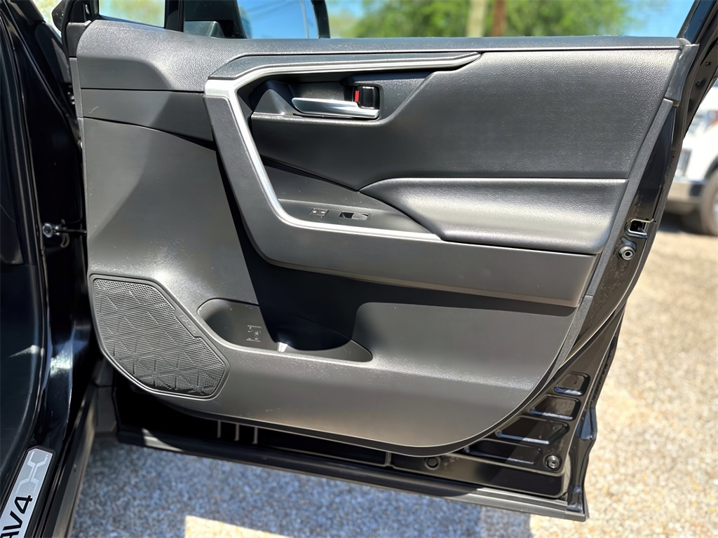 Vehicle image 23 of 33