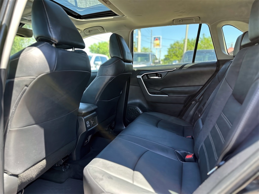 Vehicle image 18 of 33