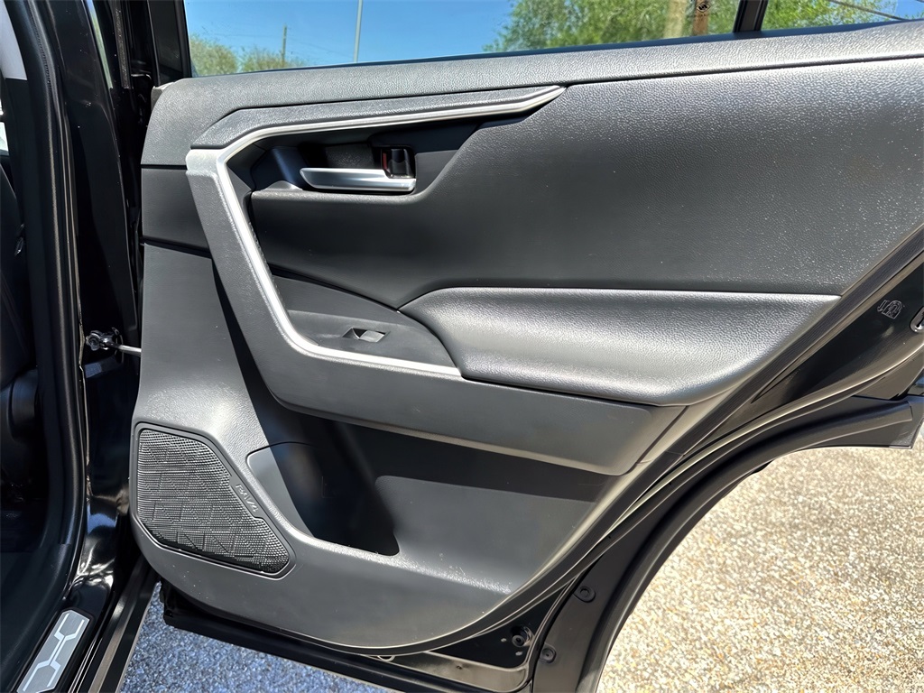 Vehicle image 21 of 33