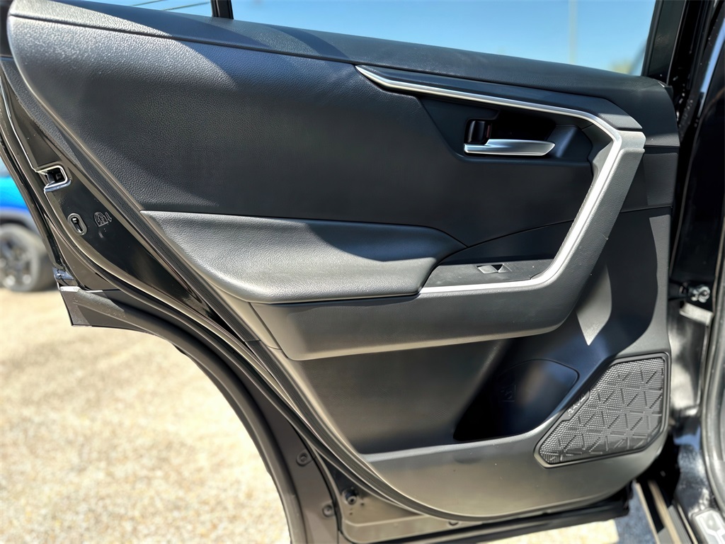 Vehicle image 17 of 33