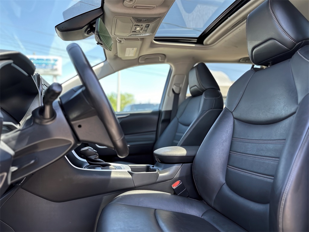 Vehicle image 16 of 33