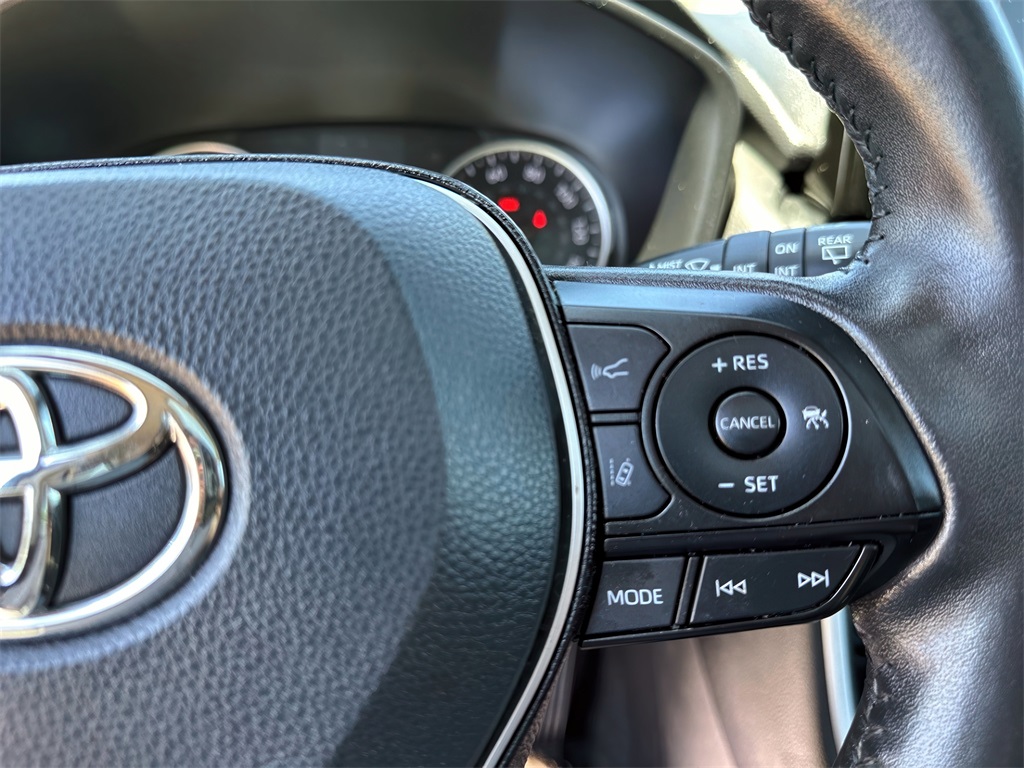 Vehicle image 27 of 33
