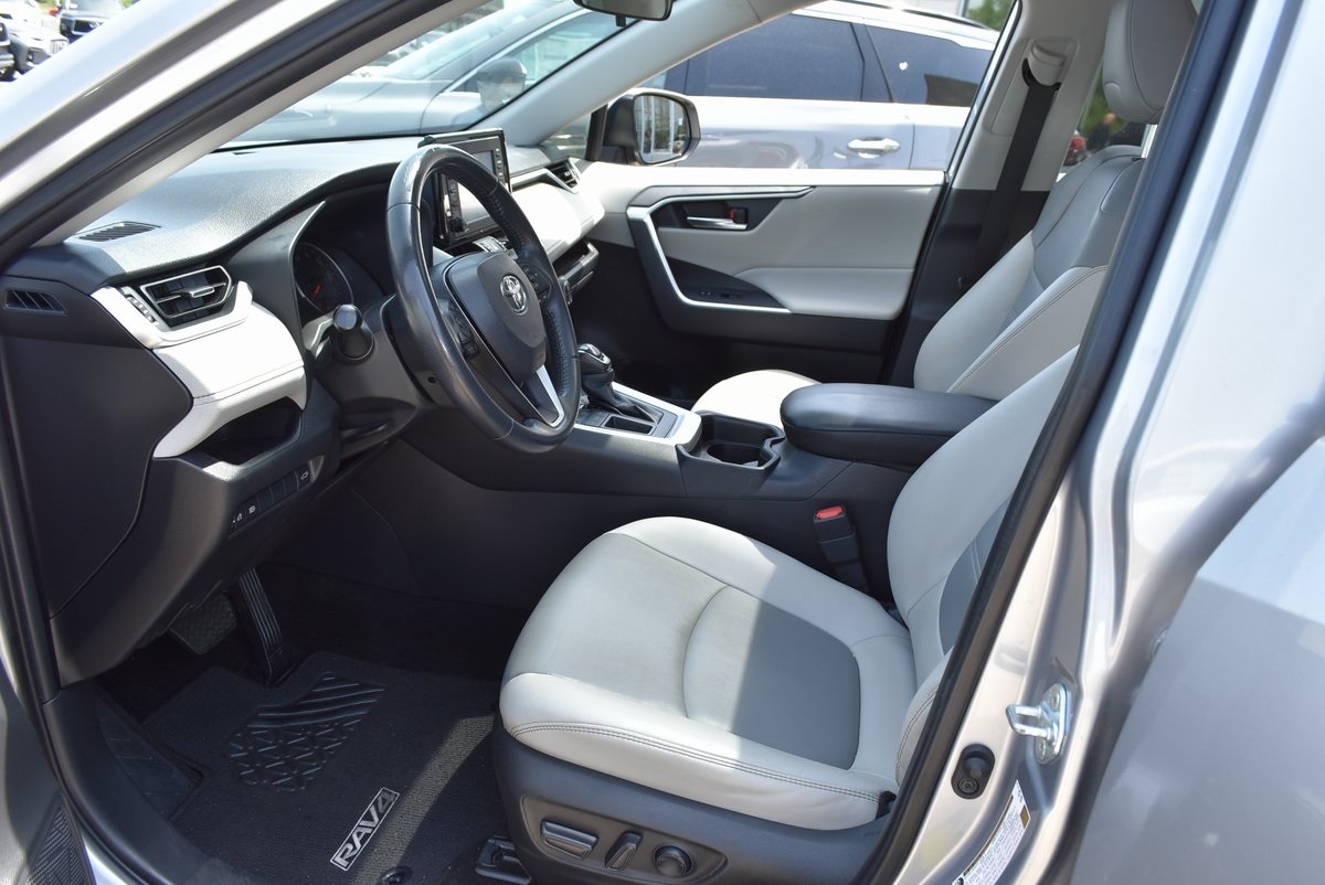 Vehicle image 33 of 37