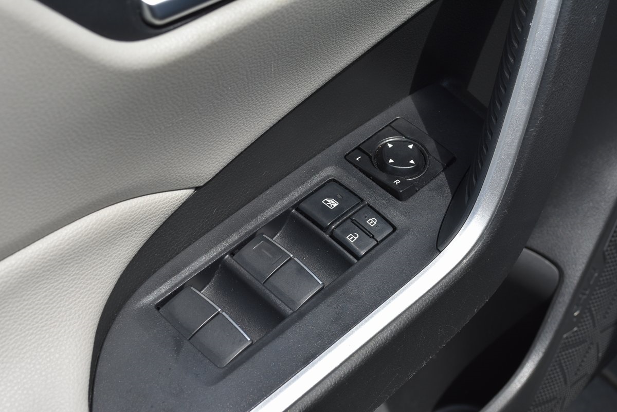 Vehicle image 34 of 37