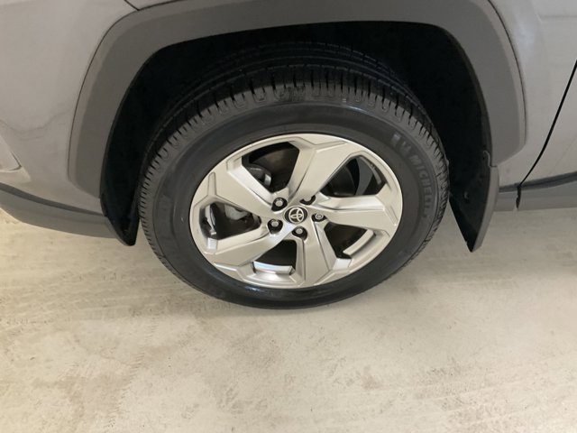 Vehicle image 27 of 30