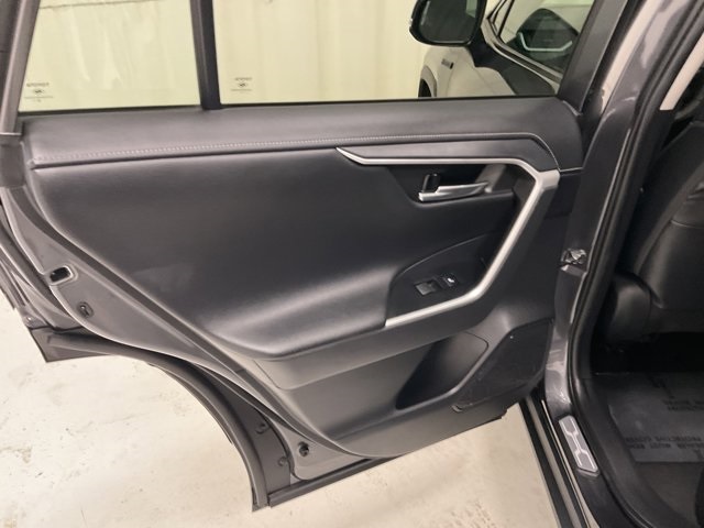 Vehicle image 13 of 30
