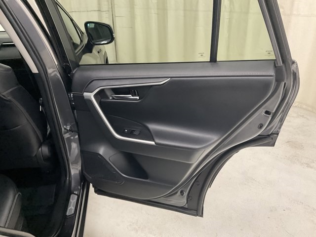 Vehicle image 17 of 30