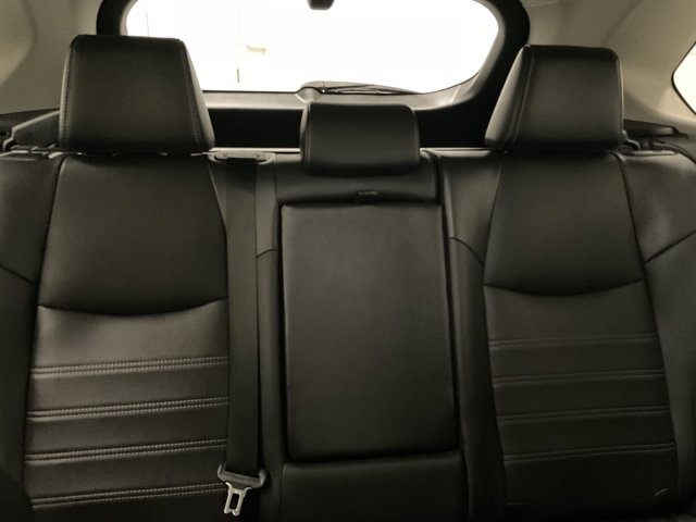 Vehicle image 19 of 30