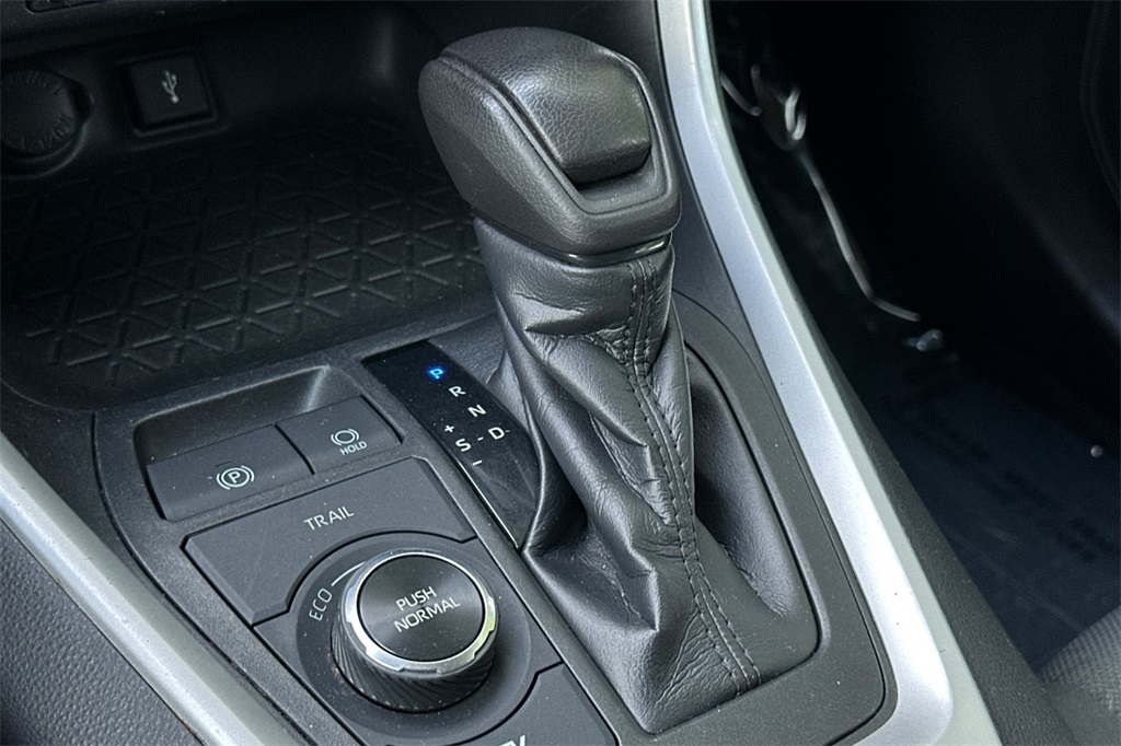 Vehicle image 22 of 32