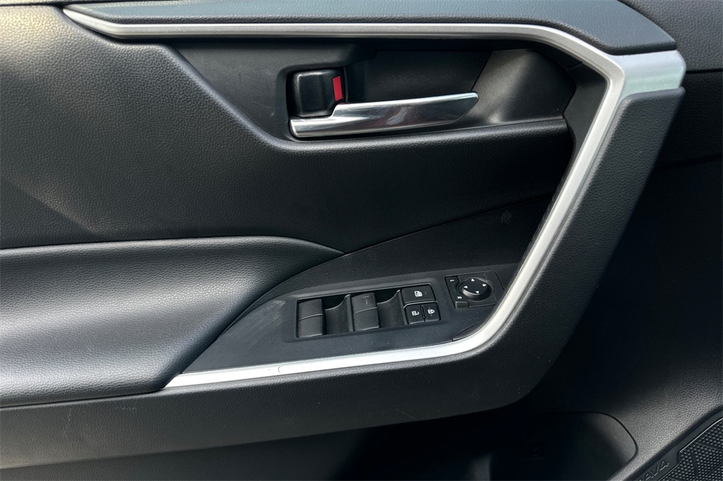 Vehicle image 24 of 32