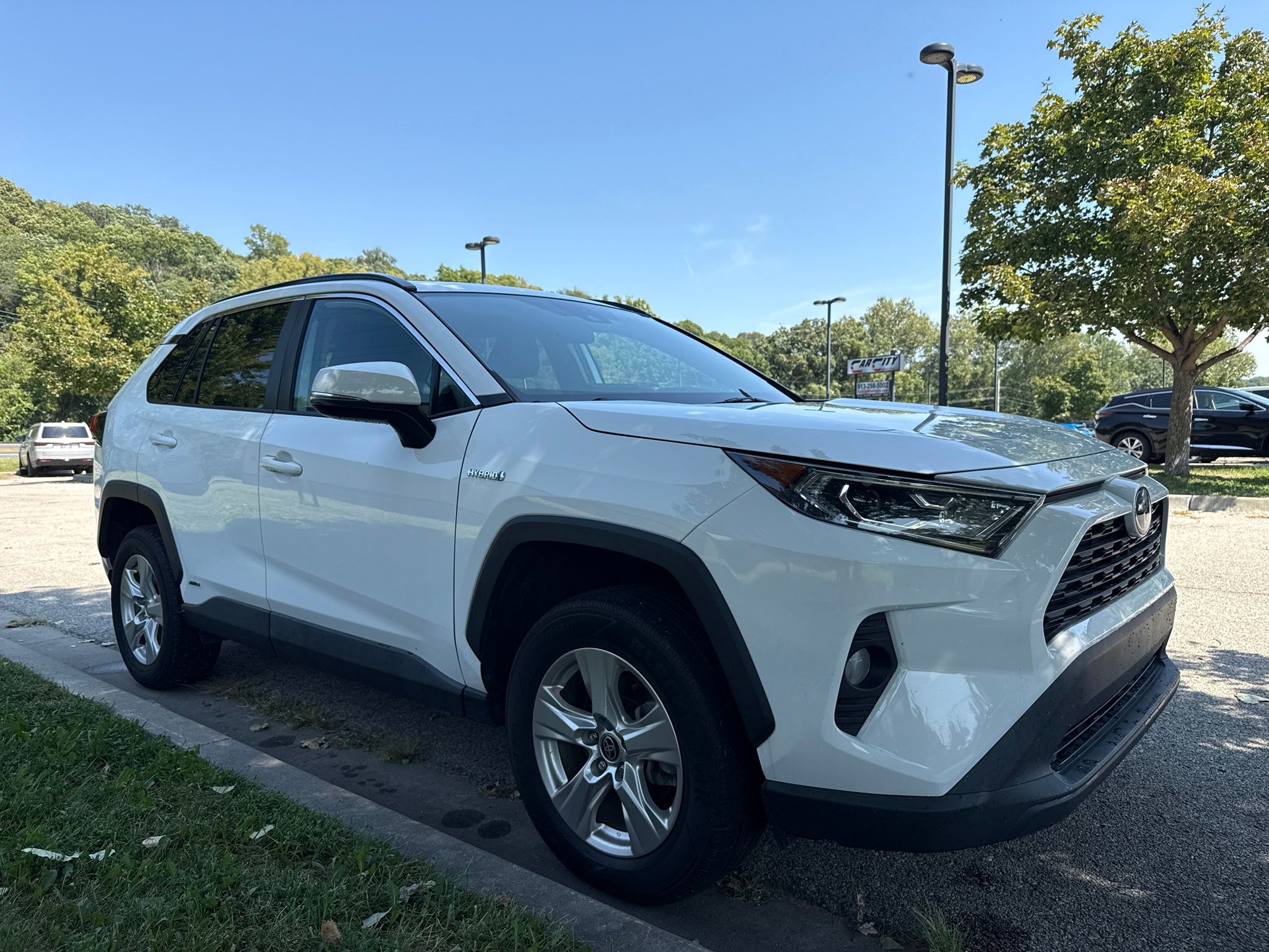 2021 Toyota RAV4 Hybrid XLE Image 3 of 26
