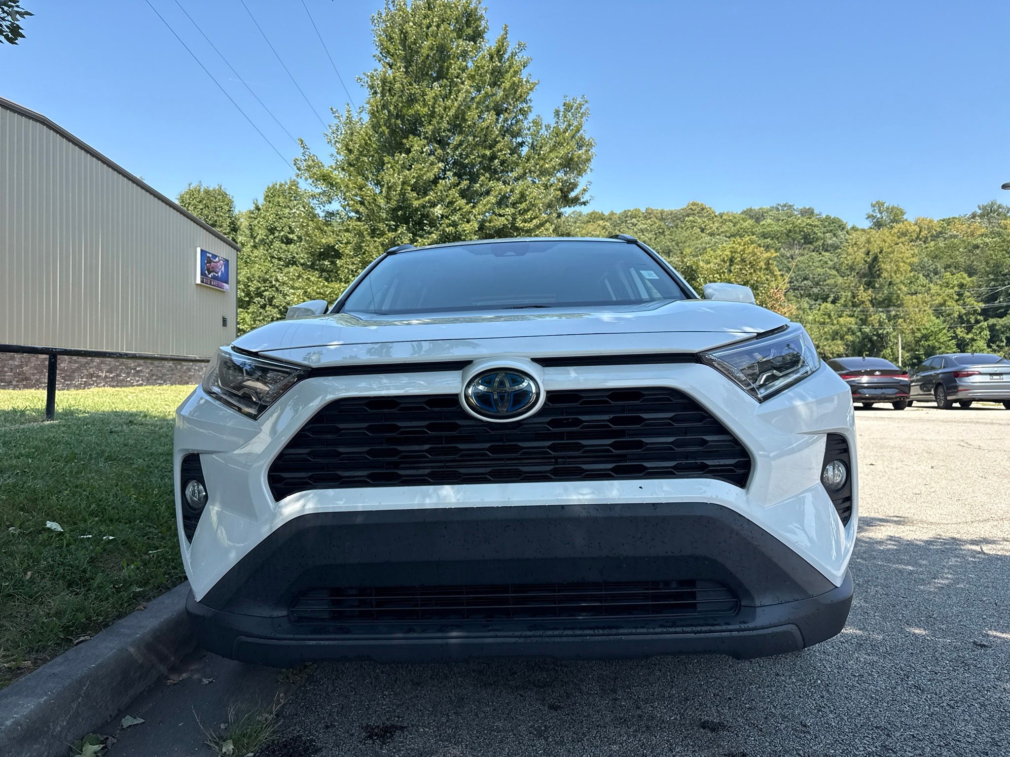 2021 Toyota RAV4 Hybrid XLE Image 2 of 26