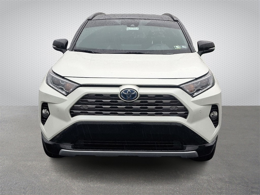 Vehicle image 2 of 32
