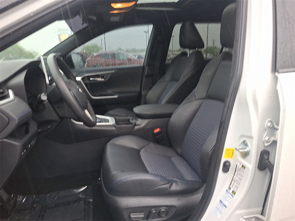 Vehicle image 12 of 32