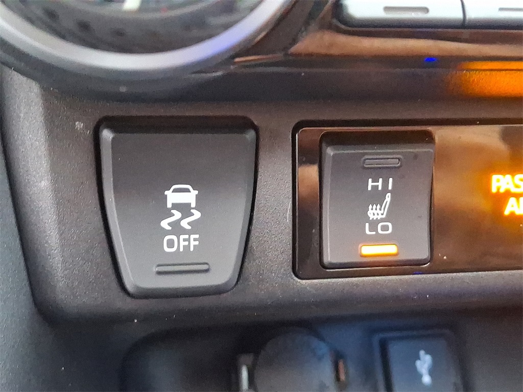 Vehicle image 23 of 32