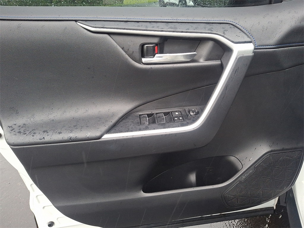 Vehicle image 11 of 32