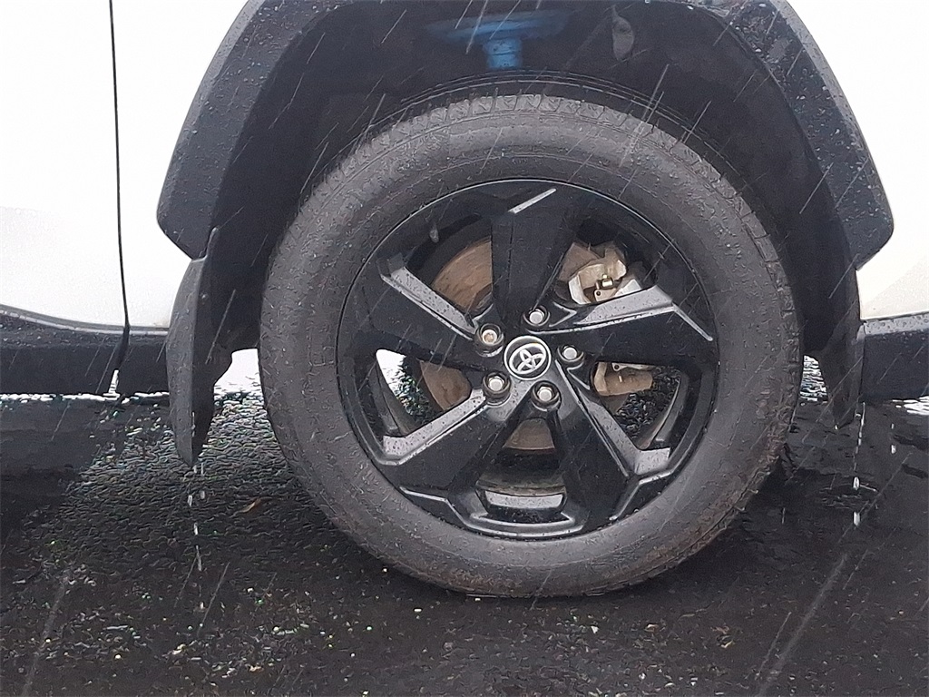 Vehicle image 8 of 32