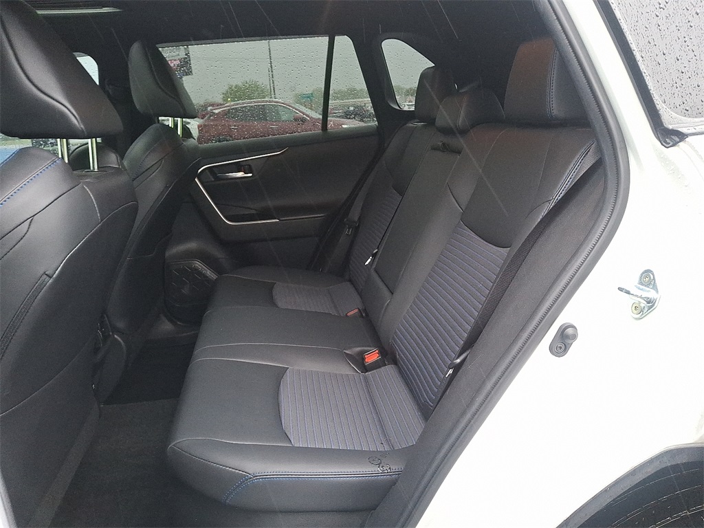 Vehicle image 10 of 32