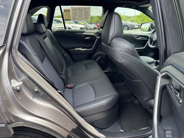 Vehicle image 16 of 52