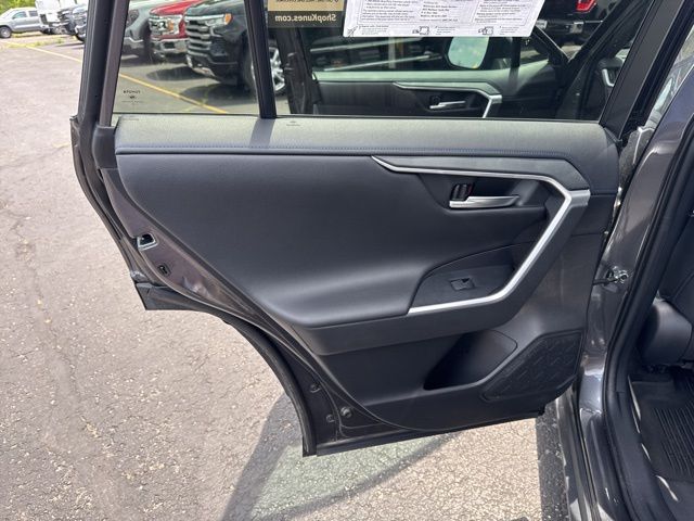 Vehicle image 32 of 52