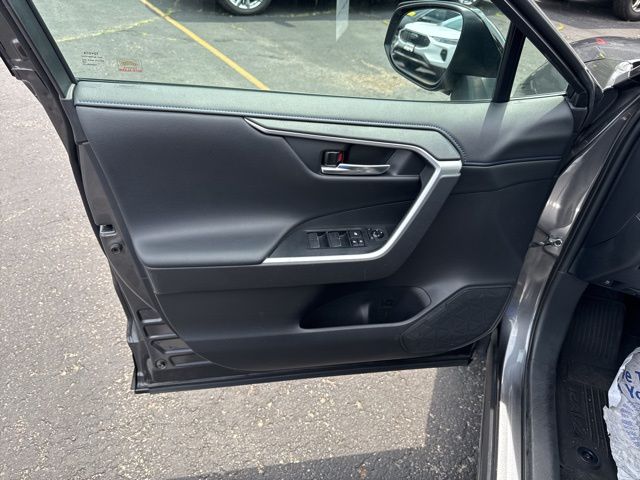 Vehicle image 34 of 52