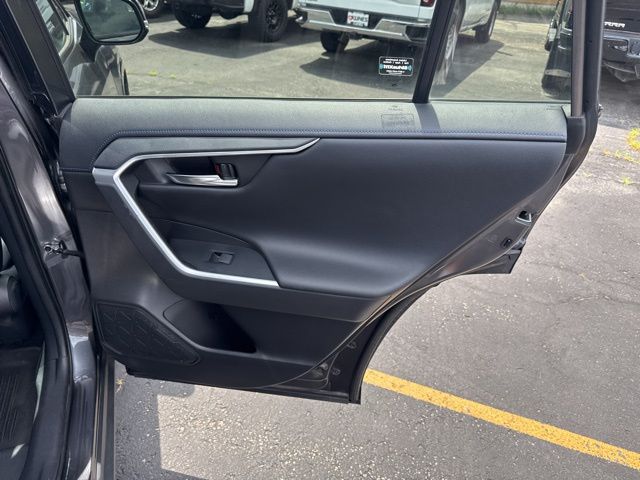 Vehicle image 33 of 52