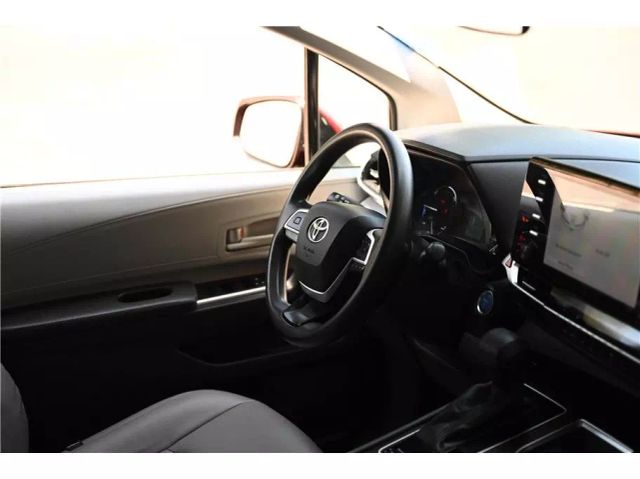 Vehicle image 21 of 35