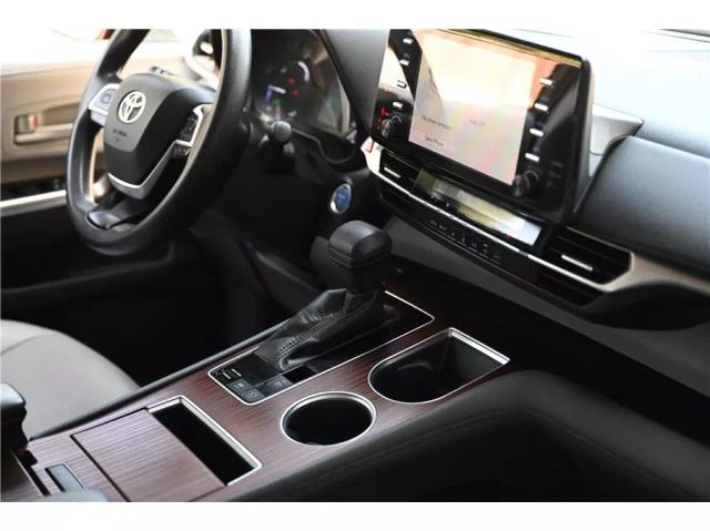 Vehicle image 22 of 35