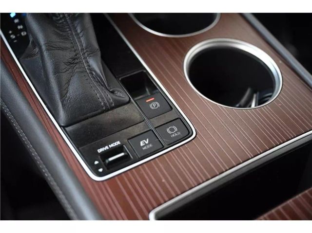 Vehicle image 25 of 35