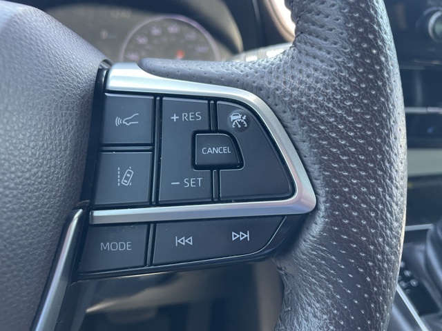 Vehicle image 21 of 23