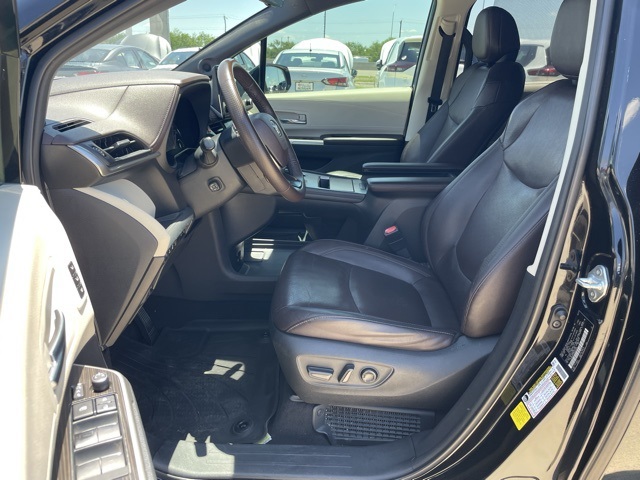 Vehicle image 10 of 23
