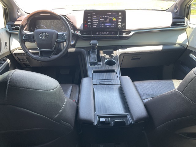 Vehicle image 13 of 23