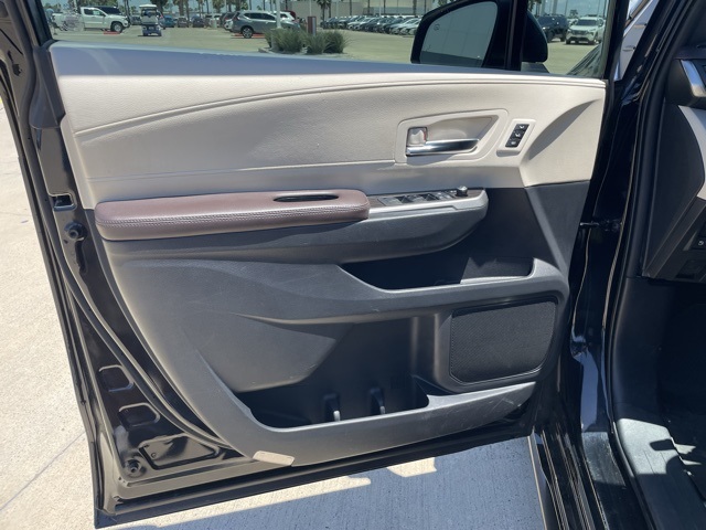 Vehicle image 18 of 23