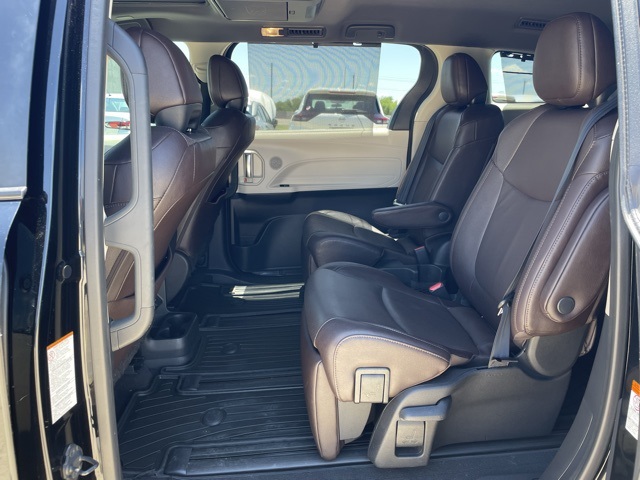 Vehicle image 11 of 23
